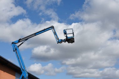 İnşaat sektöründe yükselmek için teleskopik kollu kiraz toplayıcı platformu.