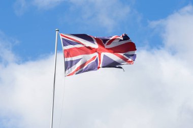 Birleşik Krallık bayrağı yırtık kenarlarıyla dalgalanır