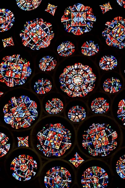 Βιτρό Παράθυρο Μια Εκκλησία Είναι Στρογγυλό Περίπλοκη Κυκλική Λεπτομέρεια — Φωτογραφία Αρχείου