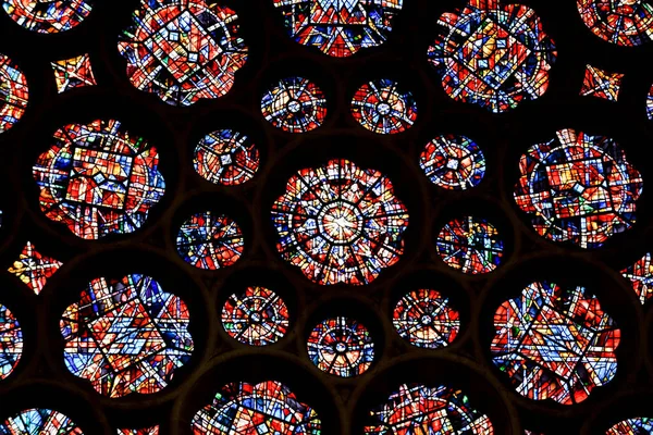 Βιτρό Παράθυρο Μια Εκκλησία Είναι Στρογγυλό Περίπλοκη Κυκλική Λεπτομέρεια — Φωτογραφία Αρχείου