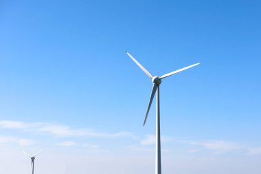 Yenilenebilir temiz enerji ve enerji kaynağı için rüzgar türbini tarafından enerji ve elektrik üretimi