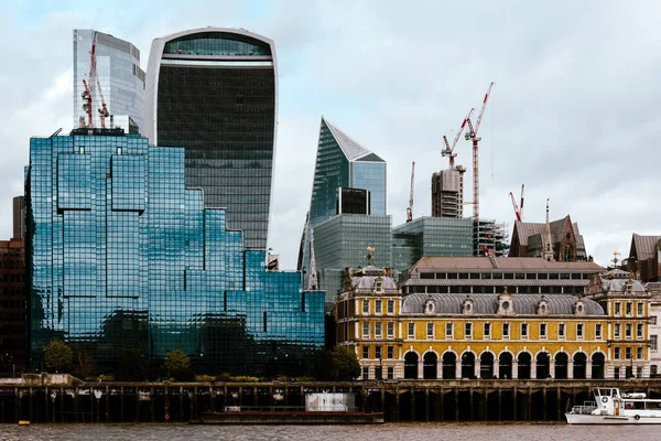 Hagyományos Londoni Építészet Mögött Épületek Emelkednek Fel — Stock Fotó