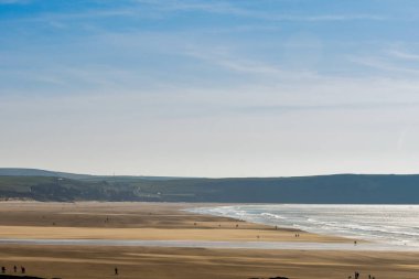 Uçurumun tepesinden güneşli bir sahil manzarası