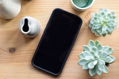 Boş cep telefonu srceen masadan genel görünüm