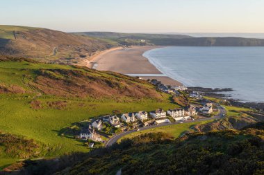 Woolacombe Plajı 'ndaki mülk ve otellerin manzarası yükseldi.