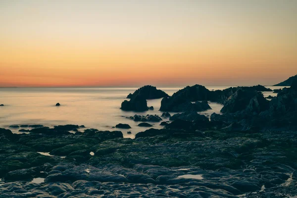 Захід Сонця Відбивається Над Водою Скелястому Береговому Ландшафті — стокове фото