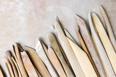 Seramik stüdyosundaki ahşap çanak çömlek aletleri.