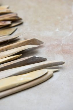 Seramik stüdyosundaki ahşap çanak çömlek aletleri.