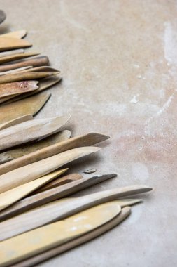 Seramik stüdyosundaki ahşap çanak çömlek aletleri.