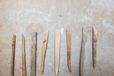 Seramik stüdyosundaki ahşap çanak çömlek aletleri.