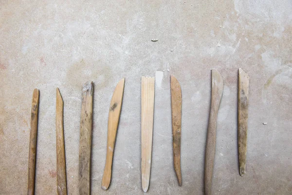 Seramik stüdyosundaki ahşap çanak çömlek aletleri.