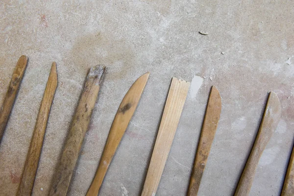 Seramik stüdyosundaki ahşap çanak çömlek aletleri.