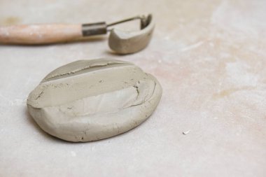 Seramik atölyesinde kil ve çömlek yapma aletleri