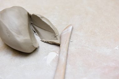 Seramik atölyesinde kil ve çömlek yapma aletleri