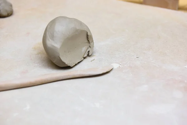 陶芸ワークショップでの粘土と陶器の製作ツール — ストック写真