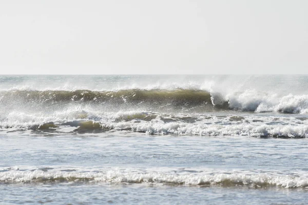 Dalgalar Beyaz Suyla Dalgalanıyor — Stok fotoğraf
