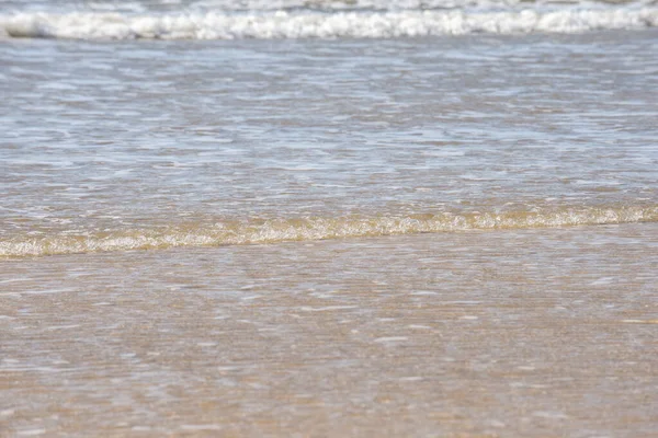 Морський Берег Океанічною Водою Лежить Піщаному Пляжі — стокове фото