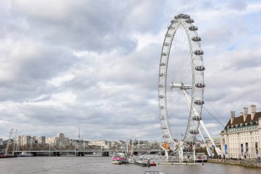 Londra, İngiltere - 5 Nisan 2022 - Londra gözü, Londra 'nın Güney Şeria' sında insanların görmek için dünyayı dolaştığı bir turistik merkezdir.