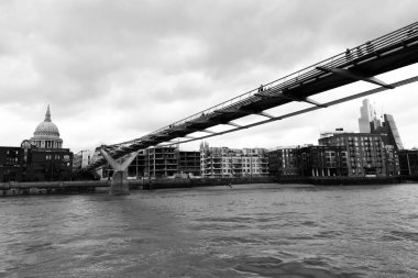 Londra, İngiltere, 5 Nisan 2022 - Londra 'daki Thames Nehri boyunca uzanan Millennium Köprüsü' nün altından manzara