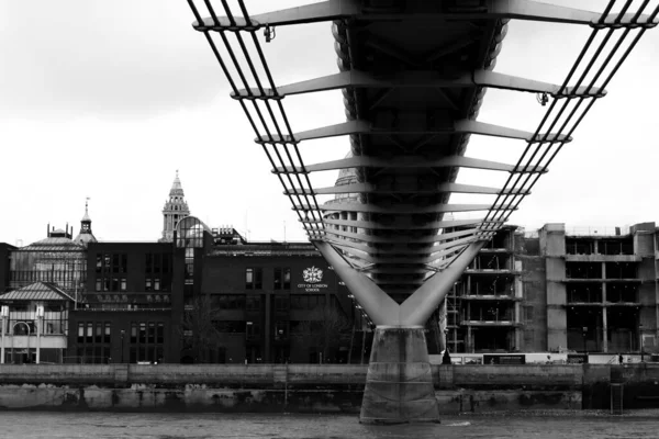 Londres Inglaterra Abril 2022 Vista Baixo Millennium Bridge Que Atravessa — Fotografia de Stock