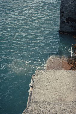 Seyahat tarzındaki basamakların üzerinden su soyut sıçraması