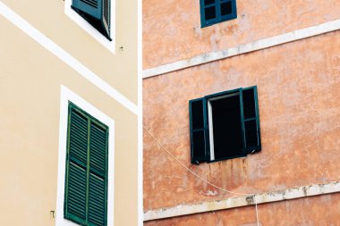 İspanyol binalarının geleneksel boyalı duvarlarının dış yüzeyinin mimarisi.