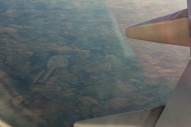 Yolculuğun başındaki bir uçak penceresinden görüntüle