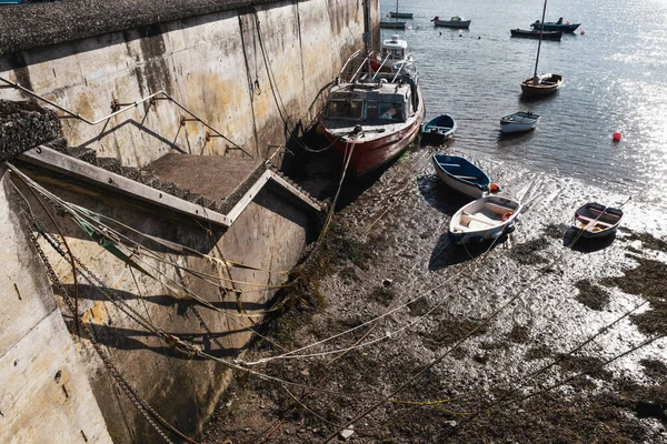 Barcos Pesca Amarrados Uma Parede Habour Maré Baixa — Fotografia de Stock