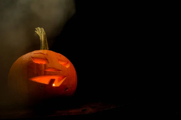 Pompoen Met Gezicht Gesneden Een Jack Lantaarn Zwarte Achtergrond Met — Stockfoto