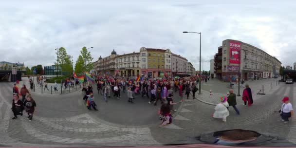 LGBT Onur Yürüyüşü 1-11-2021 Opole, Polonya. Renkli insanlar. Çeşitlilik topluluğu. LGBT bayrak festivali — Stok video