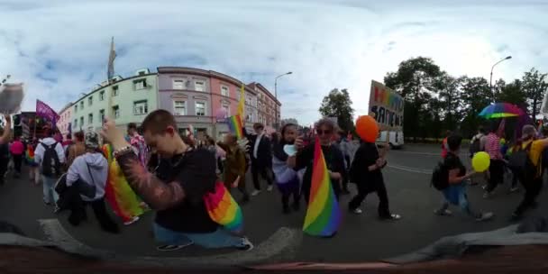 LGBT Pride Parade 1-11-2021 Opole, Polonia. Persone colorate. Comunità di diversità. Festival della bandiera LGBT — Video Stock