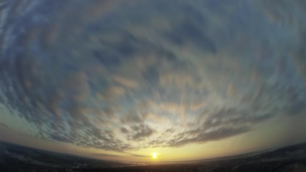 Timelapse Nature Cloud achtergrond. Prachtig blauw weer. Helder bewolkte zomer. Zonsopgang wolkenlandschap — Stockvideo