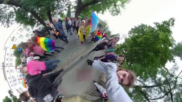 LGBT Stolz Tiny 360 Planet. 1-11-2021 Opole. Polen. Equality People.LGBT Flag Lesbian Right. Feiernde Freiheit. — Stockvideo