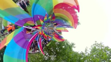 LGBT gururu Minik 360 Gezegeni. 1-11-2021 Opole. Polonya. Eşitlik Halkı. LGBT Bayrağı Lezbiyen Hakkı. Özgürlüğü kutlayalım..