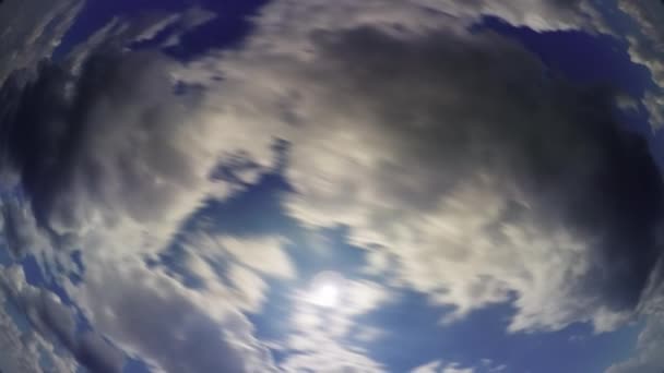 Timelapse Nature Cloud background Чудова блакитна погода. Яскраве світло хмарного літа. Сонячний схід хмарочос — стокове відео