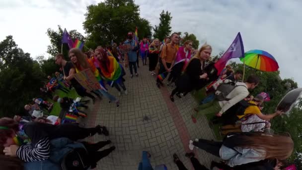LGBT pýcha Tiny 360 Planet. 1-11-2021 Opole. Polsko. Rovnost lidí.LGBT vlajka lesbička právo. Oslavná svoboda. — Stock video