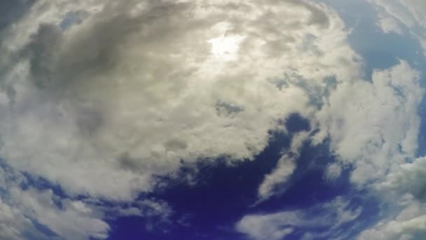 タイムラプスネイチャークラウドの背景。美しい青い天気。薄曇りの夏。日の出雲景 — ストック動画