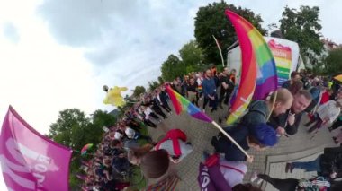 LGBT gururu Minik 360 Gezegeni. 1-11-2021 Opole. Polonya. Eşitlik Halkı. LGBT Bayrağı Lezbiyen Hakkı. Özgürlüğü kutlayalım..