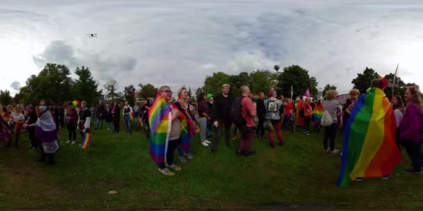 LGBT Pride Parade 1-11-2021 Opole, Polsko. Barevní lidé. Rozmanitá komunita. Festival vlajek LGBT — Stock video