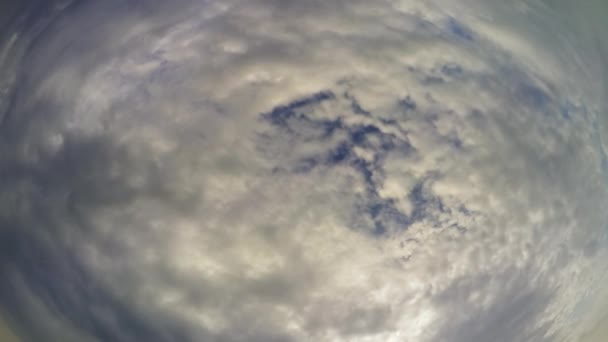 자연의 구름을 배경으로 하고 있다. 아름다운 푸른 날씨. 짙은 안개가 자욱 한 여름. 해 가 뜨는 구름 — 비디오