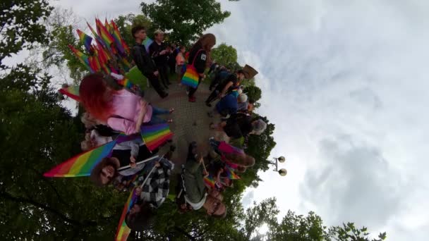 Orgullo LGBT Tiny 360 Planet. 1-11-2021 Opole. Polonia. Igualdad Personas. Bandera LGBT Lesbian Right. Libertad de celebración. — Vídeo de stock