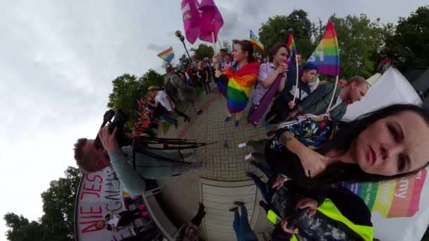 Orgullo LGBT Tiny 360 Planet. 1-11-2021 Opole. Polonia. Igualdad Personas. Bandera LGBT Lesbian Right. Libertad de celebración. — Vídeo de stock