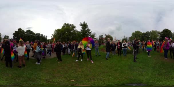 ЛГБТ парад гордости 1-11-2021 Ополе, Польша. Красочные люди. Разнообразие сообщества. Фестиваль флагов ЛГБТ — стоковое видео