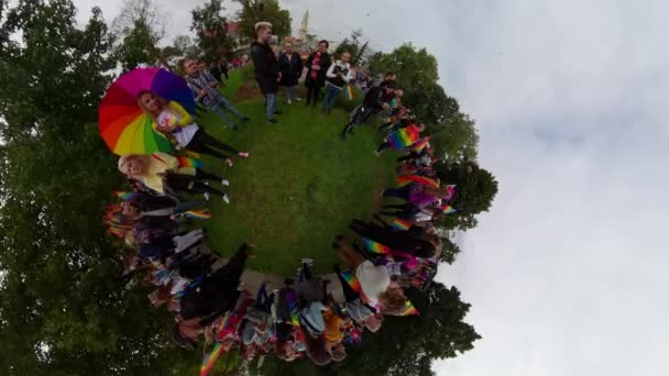 LGBT trots Tiny 360 Planet. 1-11-2021 Opole. Polen. Gelijkheid People.LGBT vlag Lesbian Right. Feestvrijheid. — Stockvideo