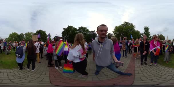 LGBTプライドパレード1-11-2021ポーランド,ポーランド.カラフルな人々。多様性コミュニティ。LGBTフラッグフェスティバル — ストック動画