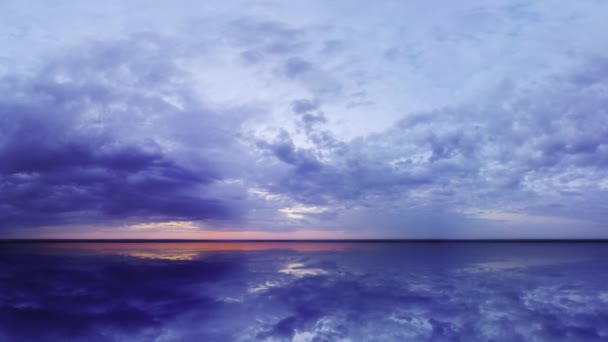 Mirror Reflection Sky Landscape. Sfondo del lago d'acqua. Mare tramonto vista bellezza Oceano texture. — Video Stock