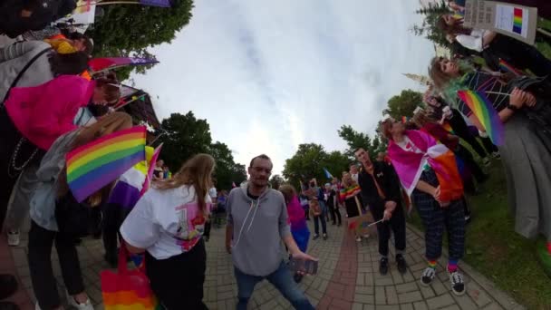 LGBT υπερηφάνεια Tiny 360 Planet. 1-11-2021 Οπόλε. Πολωνία. Ισότητα των ανθρώπων.ΛΟΑΤ σημαία λεσβιακή δεξιά. Ελευθερία εορτασμού. — Αρχείο Βίντεο