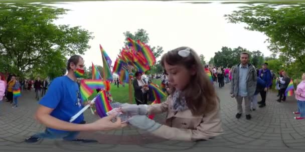 ЛГБТ парад гордости 1-11-2021 Ополе, Польша. Красочные люди. Разнообразие сообщества. Фестиваль флагов ЛГБТ — стоковое видео