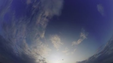 Doğa Bulutu 'nun zaman arkaplanı. Güzel mavi hava. Parlak ışık bulutlu yaz. Gün doğumu bulutu