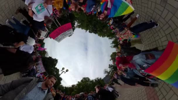 LGBTの誇り小型360惑星。2021年1月11日-ポール。ポーランドだ。LGBTフラッグレズビアンの権利。お祝いの自由. — ストック動画